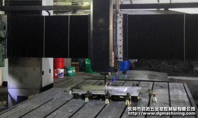大型數(shù)控龍門銑機械加工操作人員需注意什么？